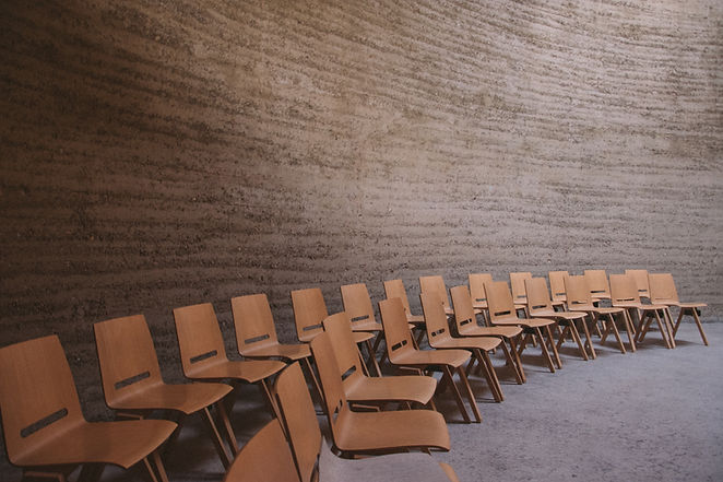 Leere Stühle im Hörsaal
