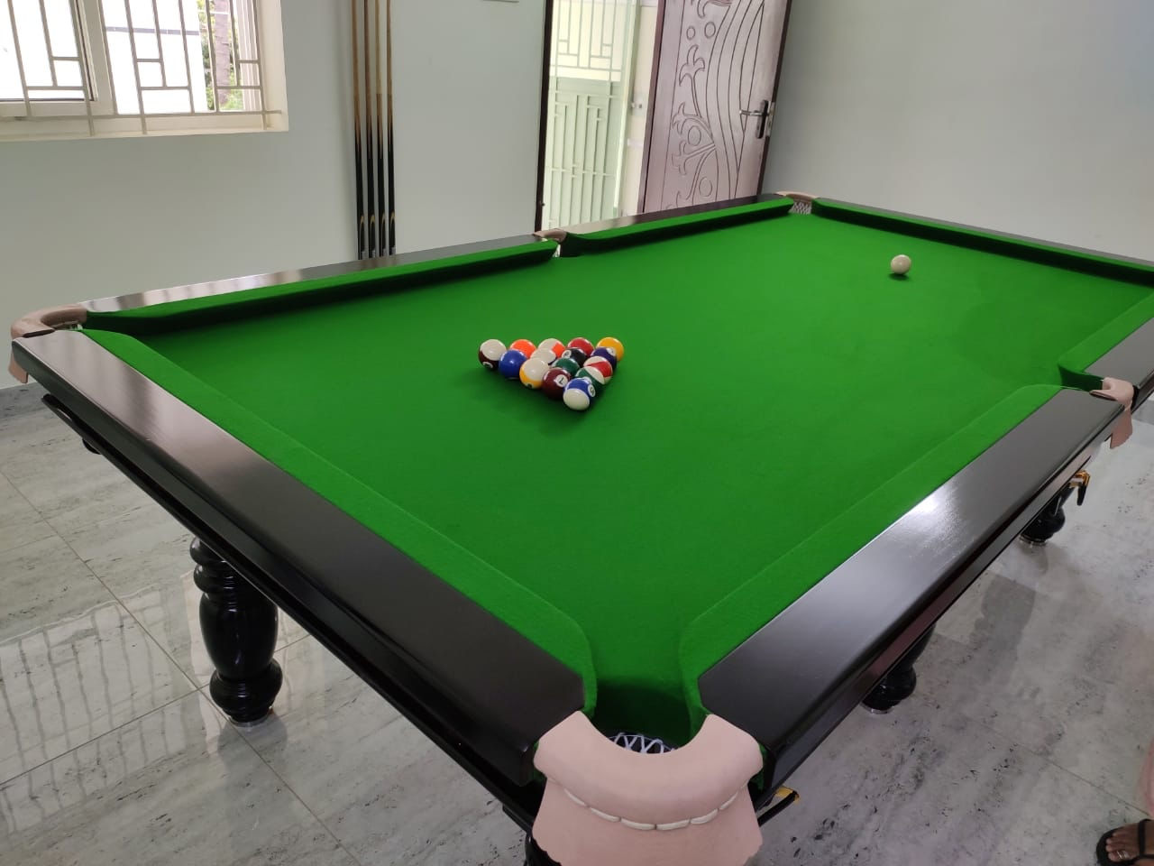 POOL BALL TABLE