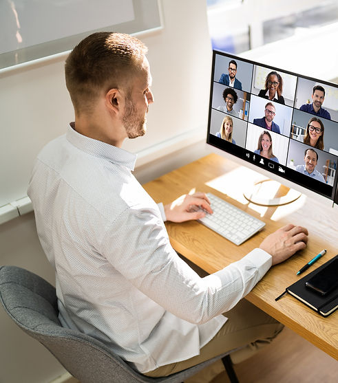 Mann am Schreibtisch sitzend während einer Webkonferenz