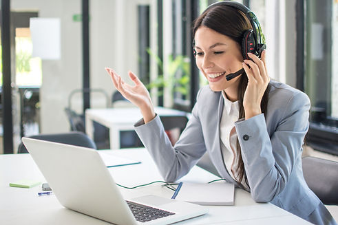 lächelnde Frau telefoniert mit Headset