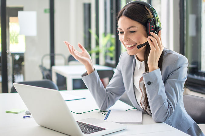 lächelnde Frau telefoniert mit Headset