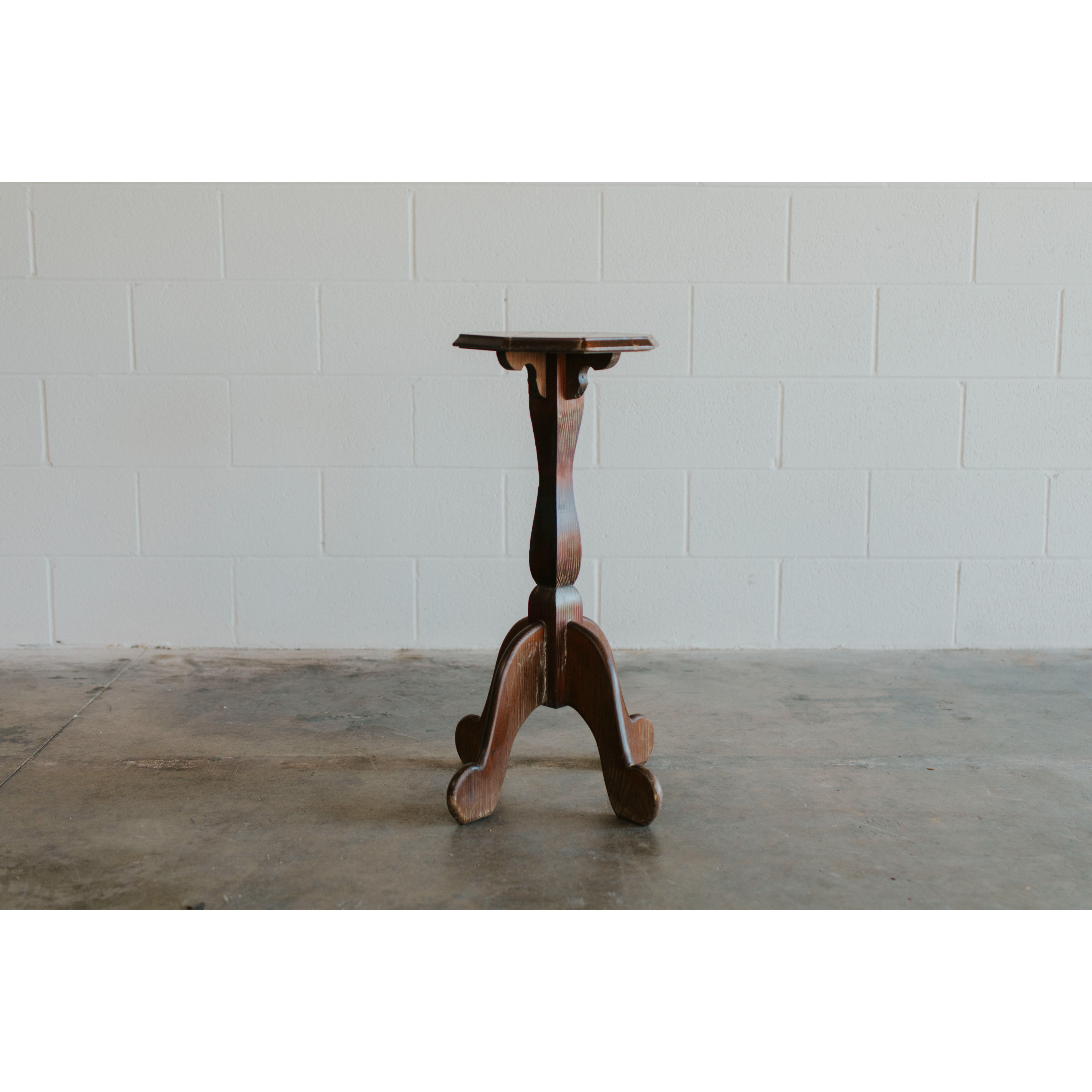 Magnolia wooden pedestal table