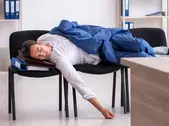 Salarié reposé et vigilant au travail après avoir réduit sa dette de sommeil grâce aux conseils Kapitch Wellness