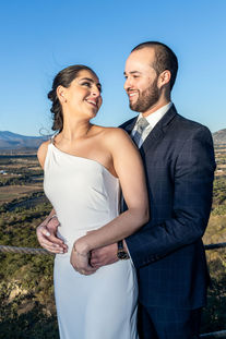 Pareja de recién casados abrazados al aire libre, fotografía de boda natural por Gonzalo Perea en Ciudad de México