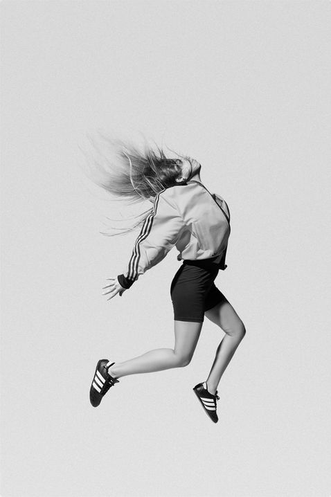 Captura en salto con fondo blanco – fotografía expresiva para bailarines por gonzaloperea
