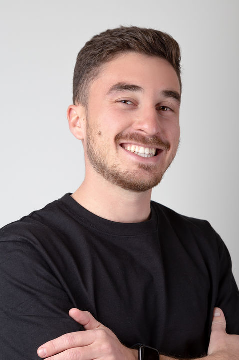 Foto profesional de retrato corporativo con fondo blanco, estilo relajado y moderno para perfil de LinkedIn o sitio web, realizada por Gonzalo Perea en CDMX