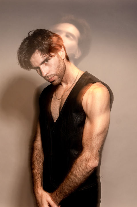 Retrato masculino en pose editorial con iluminación cálida, por Gonzalo Perea en Ciudad de México.