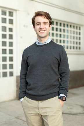 Retrato corporativo casual al aire libre para perfil profesional, fotografía natural realizada por Gonzalo Perea en Ciudad de México