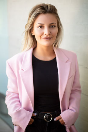 Foto de retrato corporativo para mujeres, estilo natural y elegante con blazer rosa, tomada en exteriores por fotógrafo profesional en CDMX