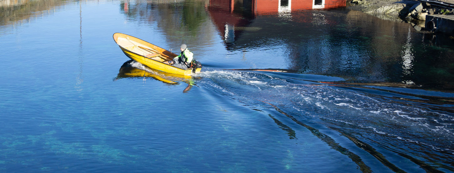 Motorbåt inne i havn