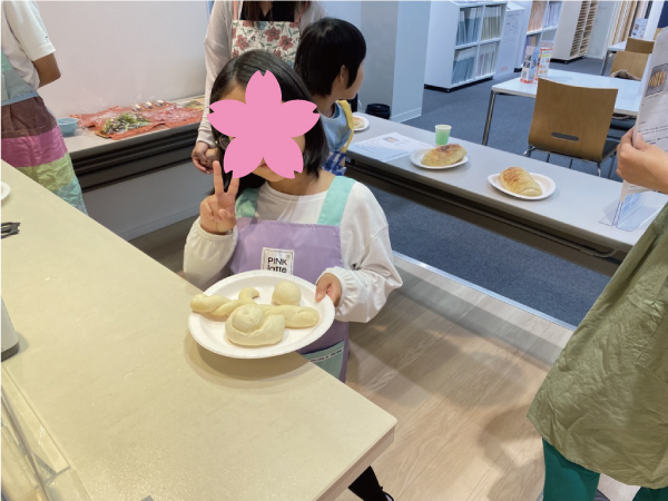 ねじったり、丸めたり、思い思いの形のパンが焼けました♪