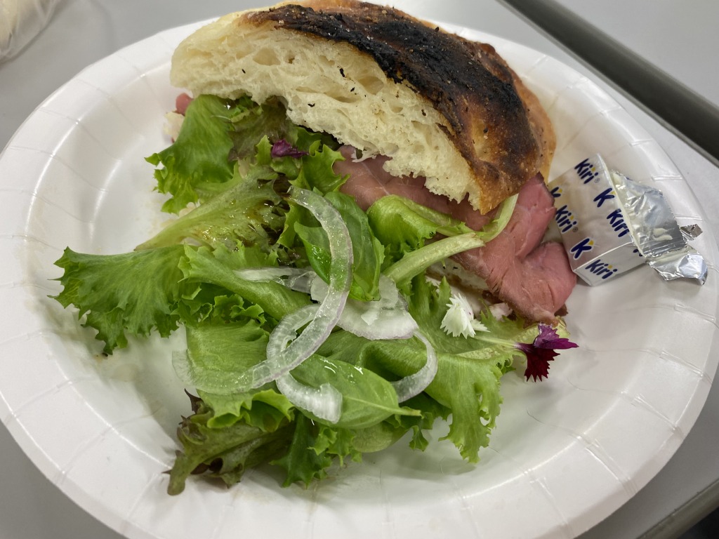 フォカッチャに挟んだこちらのレタスはみはらし水耕農園さんの農薬化学肥料不使用のアクアポニックス農法という方法で作られたものを使っています。水耕栽培と魚の養殖を掛け合わせたエコな農業の仕組みで、環境にも優しいのが特徴です!食べられる花(エディブルフラワー)もみはらし水耕農園さんで購入しています。