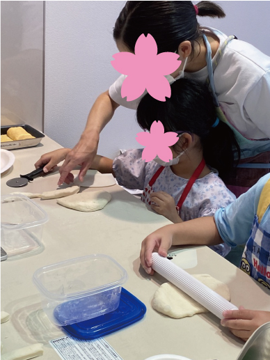 フォカッチャを焼いている間にスティックパン作り!発酵した生地一旦スティック状にカットして好きな形にしていきました。