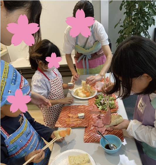 焼いたフォカッチャは間に具を挟んでサンドイッチに♪