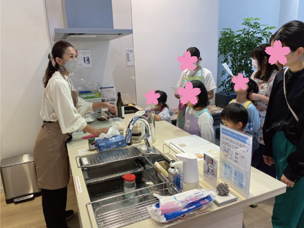 今回は生地の作り方をデモンストレーションで教えていただき、先生が予め用意してくださった生地を使ってパンを作っていきました。