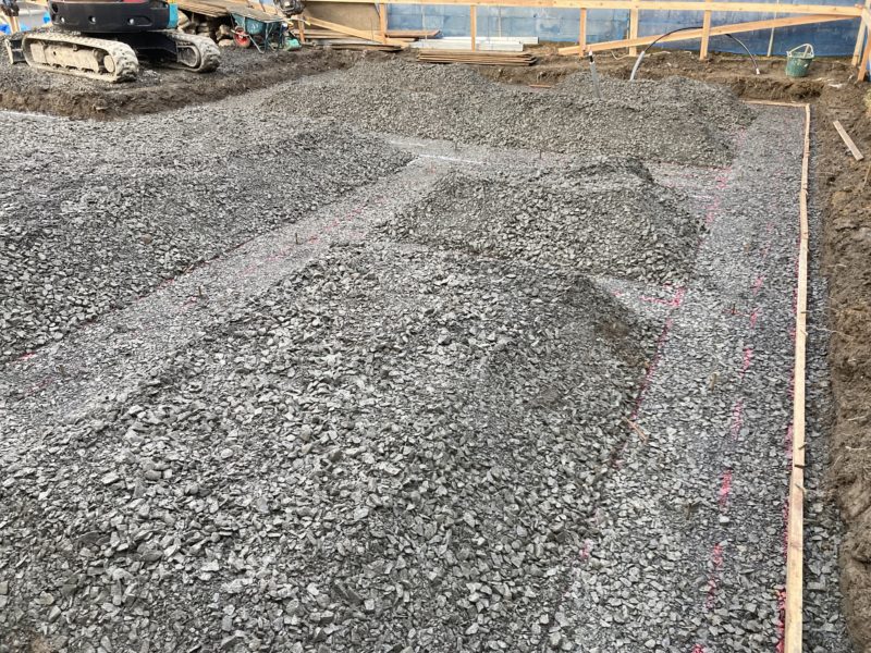 砕石敷き込み