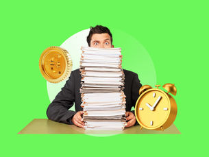 Hombre desbordado por papeles, rodeado de símbolos de tiempo y dinero, representando la carga burocrática y la falta de eficiencia en una gestoría tradicional.