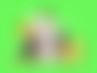 Hombre desbordado por papeles, rodeado de símbolos de tiempo y dinero, representando la carga burocrática y la falta de eficiencia en una gestoría tradicional.