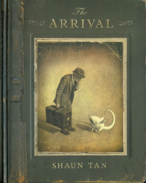 ARRIVAL HC (WORDLESS COMIC)