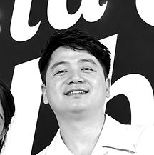 아시아 축제 무대의 미소 커플_edited.jpg