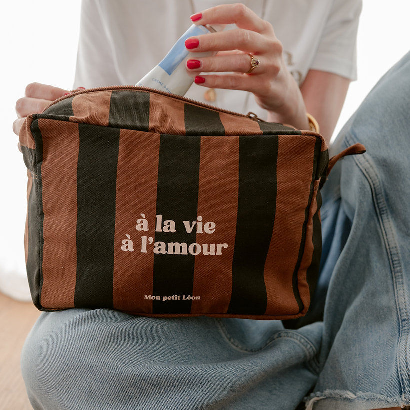 Trousse-de-toilette-Rayée-Marron-À-la-vie-à-l’amour-Mon-Petit-Léon