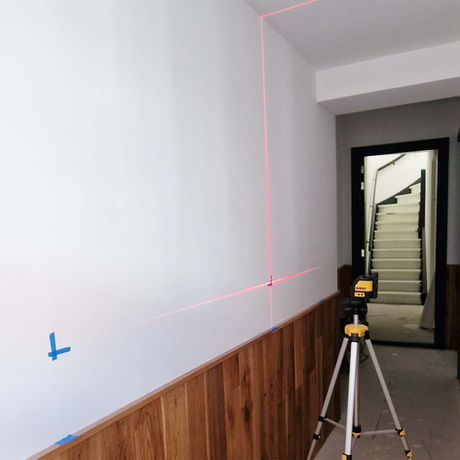 Plaats van kunstwerk uitmeten met laser