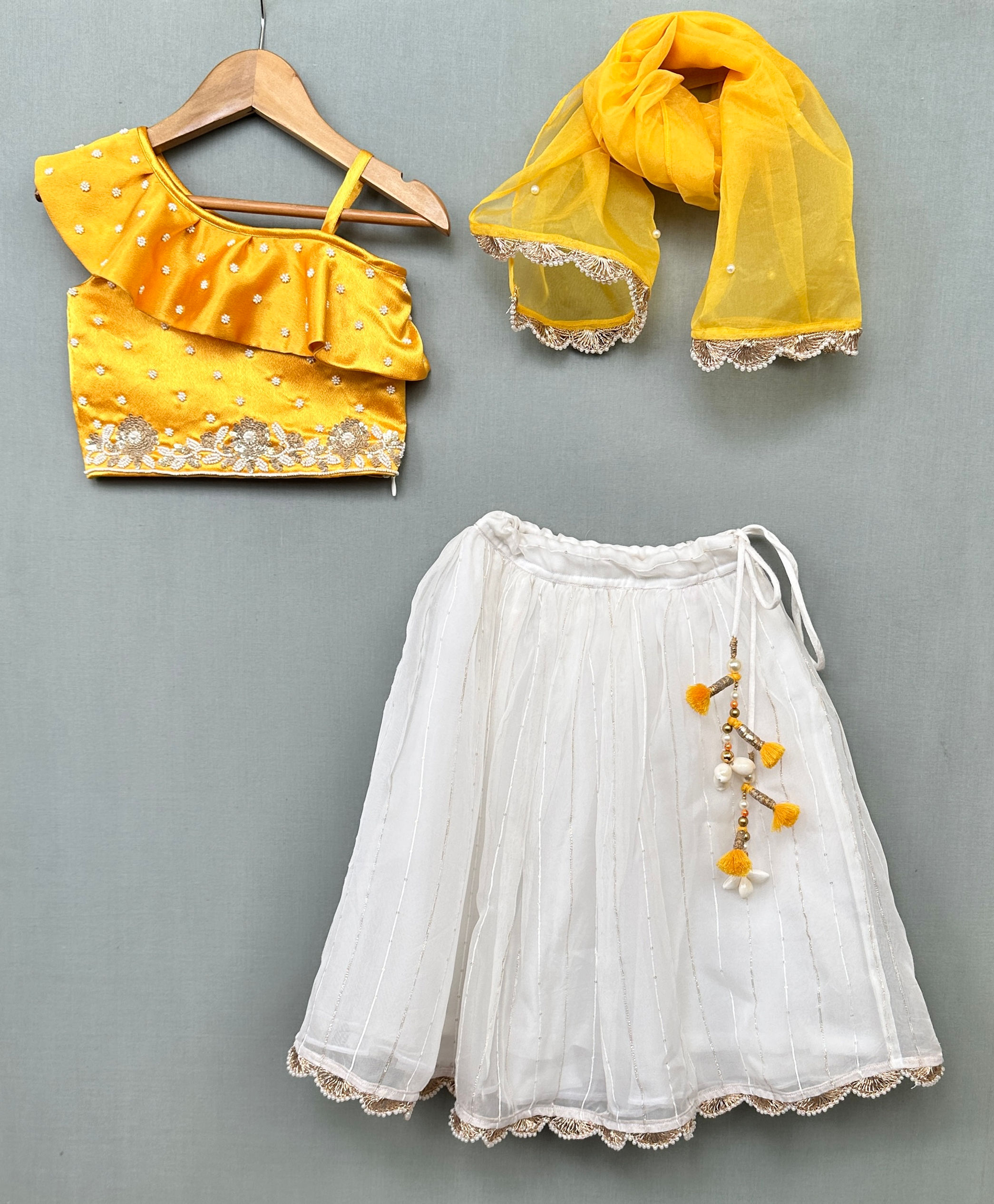 قمة مطرزة بالترتر اللؤلؤي مع الأورجانزا لينجا