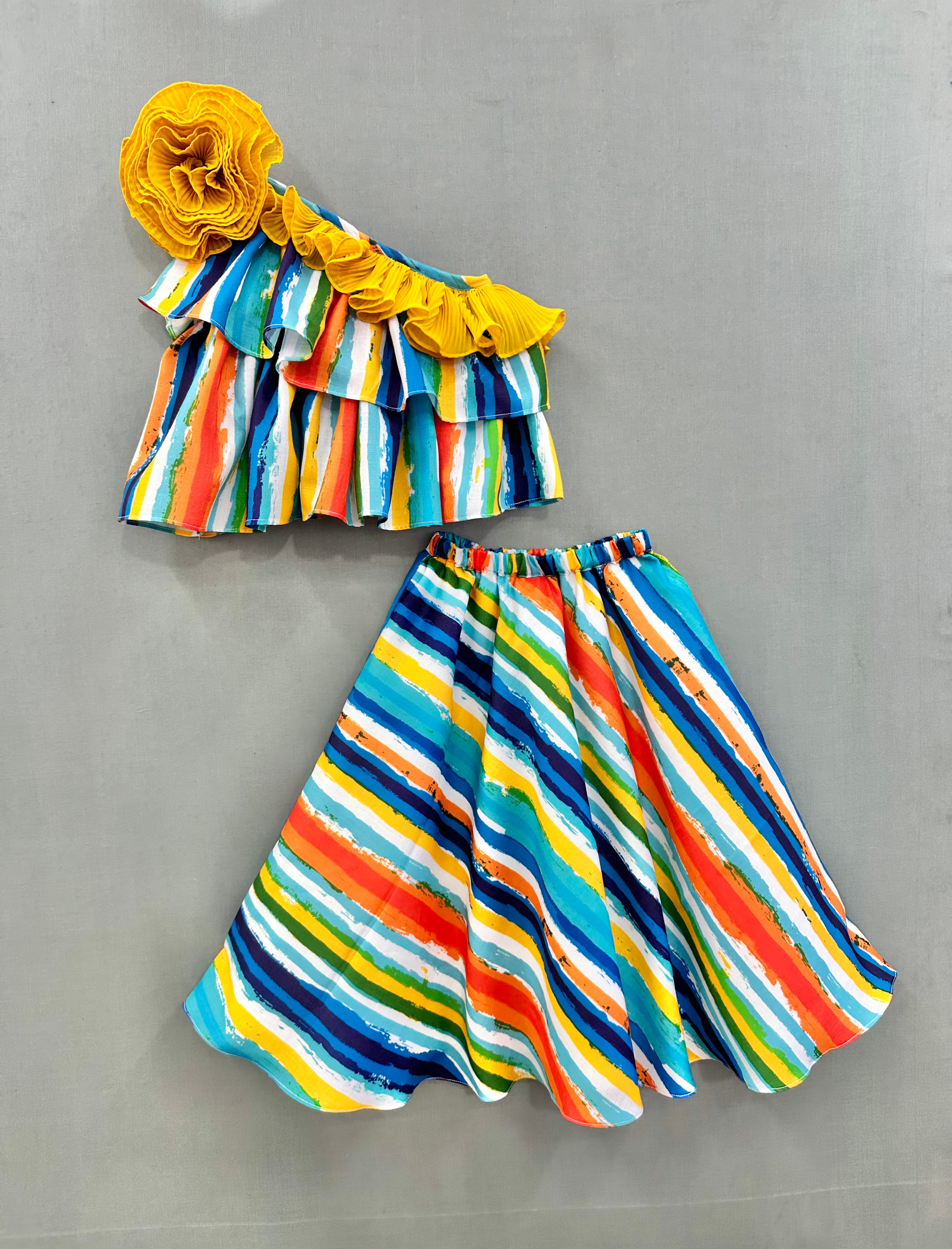 طقم منسق بكتف واحد بطباعة متعددة الألوان