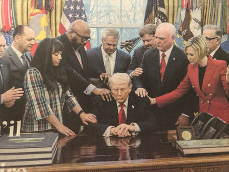 Trump, à la Maison Blanche entouré de ses collaborateurs, c'est la Cène en version subliminale