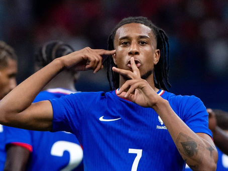 Olise pulvérise Mbappé ! Lors du dernier match de l'ère Deschamps en France, le virtuose Olise, futur Ballon d'or, auteur d'un triplé a mis le Ballon Dior Mbappé sous l'éteignoir