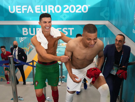 2012-2021 Mbappé (22 ans) avec son idole Ronaldo (36 ans) à l'Euro 2020