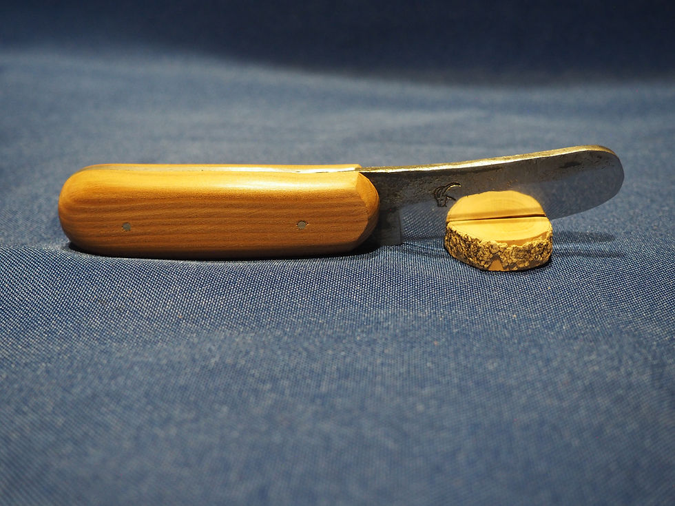 Couteau à beurre en vieux mélèze