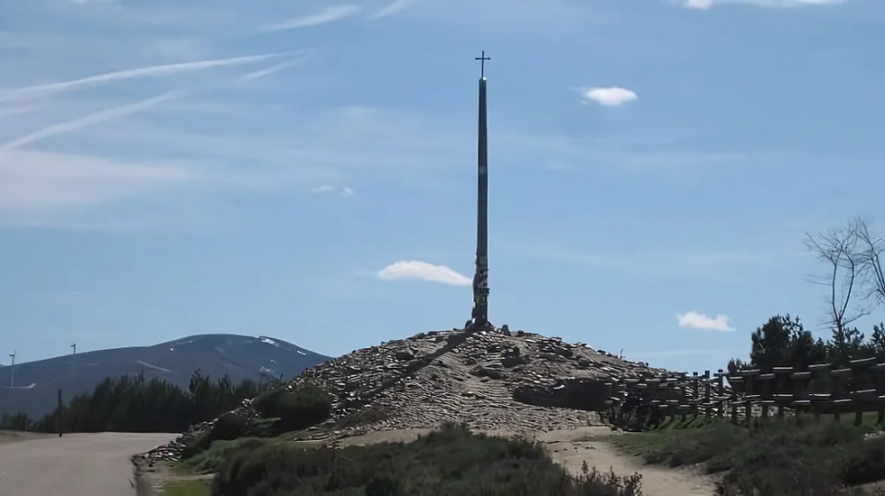 La Croce di Ferro (Cruz de Hierro) è un simbolo emblematico del Cammino di Santiago, situato sul punto più alto del Cammino Francese, a circa 1.500 metri di altitudine nei Montes de León, tra Foncebadón e Manjarín. È composta da un palo di legno alto circa cinque metri, sormontato da una croce di ferro, e alla sua base si trova un grande cumulo di pietre, trasportate e deposte dai pellegrini nel corso dei secoli come simbolo di penitenza, liberazione dai peccati, o come segno di ricordo e ringraziamento