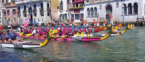 Plusieurs longs bateaux avec une tête et une queue de dragon