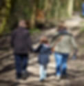 Caminata en familia como actividad física en nuestro programa de pérdida de peso. Juntos, hacemos que la salud y el bienestar sean un estilo de vida.