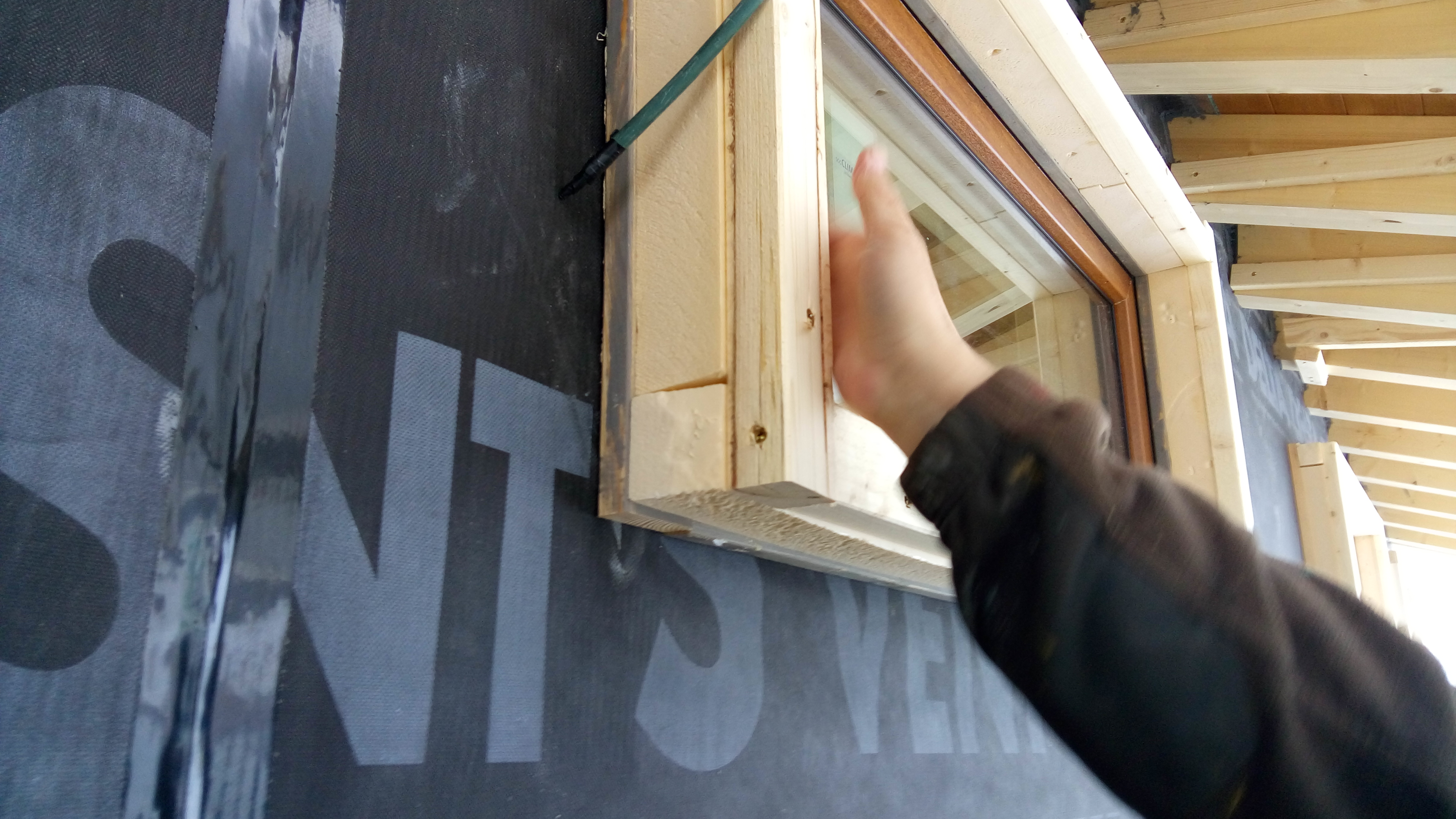 detalle colocación aislante-ventanas
