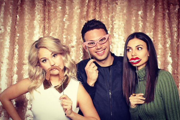 Debby Ryan e amigos posam para câmeras fotográficas durante fotos para o Natal