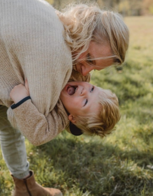 Lachendes Kind mit Mama