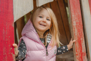 Kind lächelt im Kindergarten