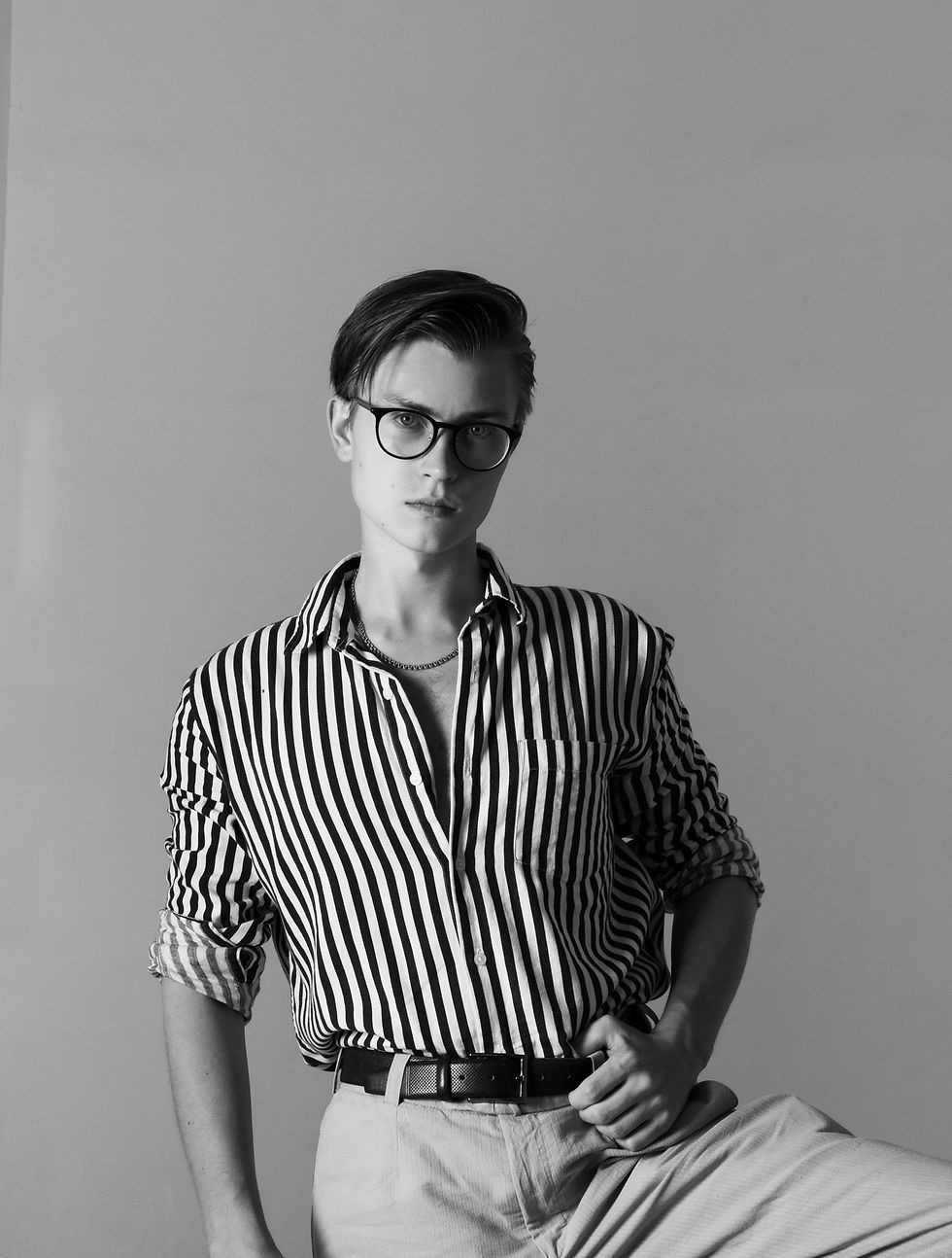Here’s a comprehensive guide to men’s fashion belts, exploring the various styles, current trends, and tips on how to wear them.