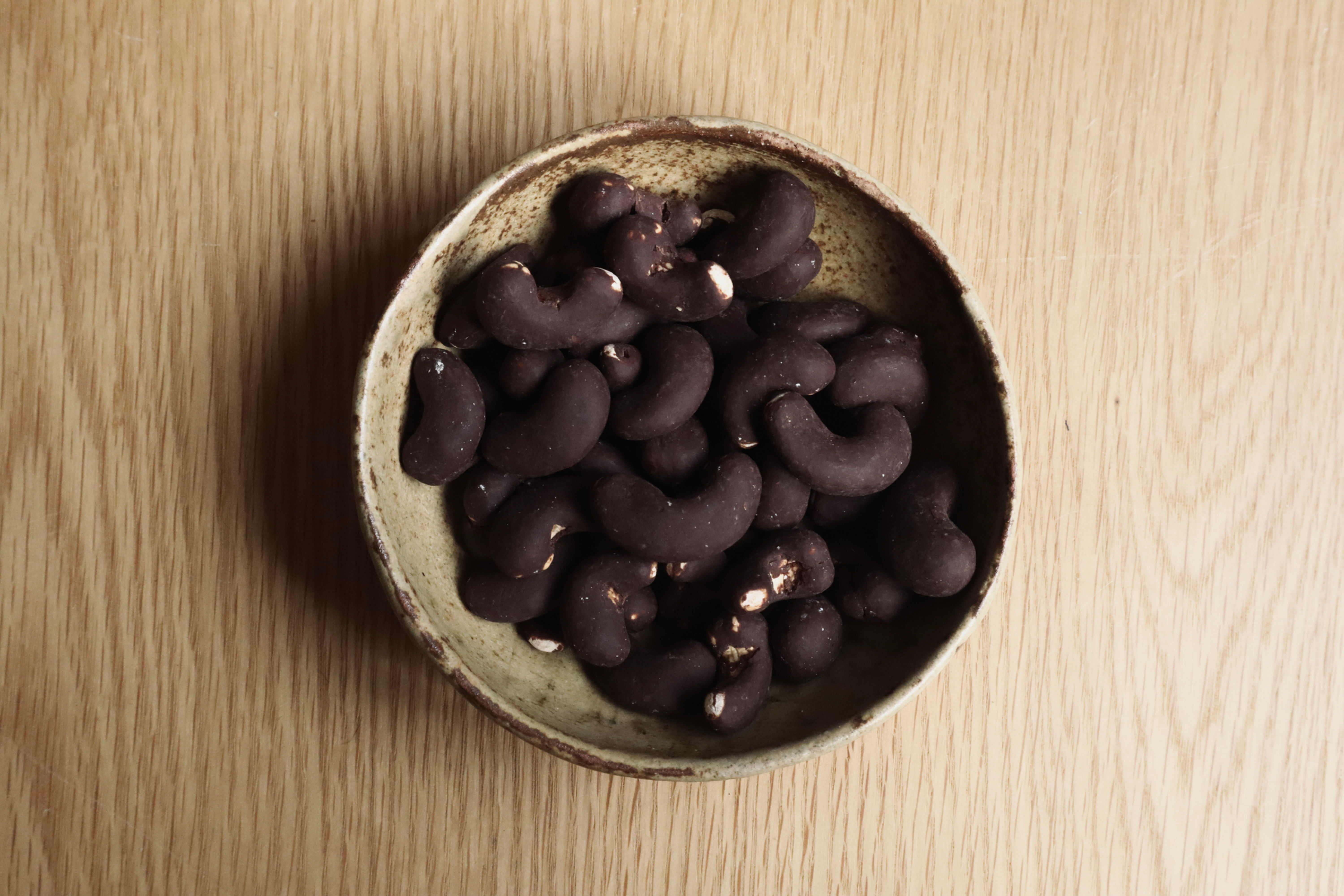 Coated Cashew Nuts / Batch 02 / 80% Dark  / Origins : The Pla 