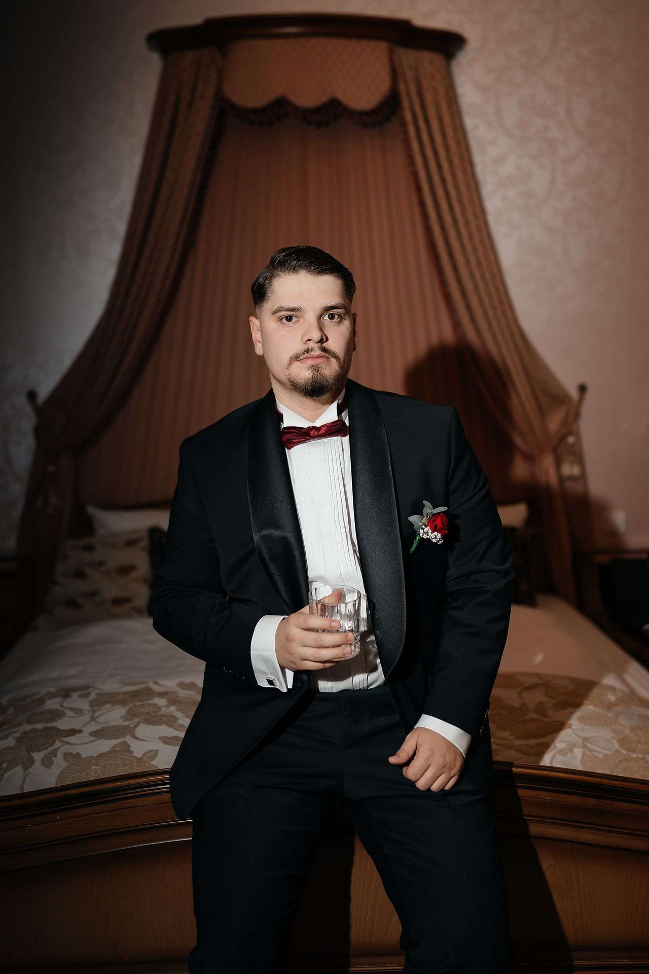 Bräutigam Portrait am Bett