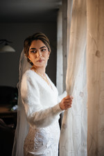 braut portait mit licht vor dem fenster