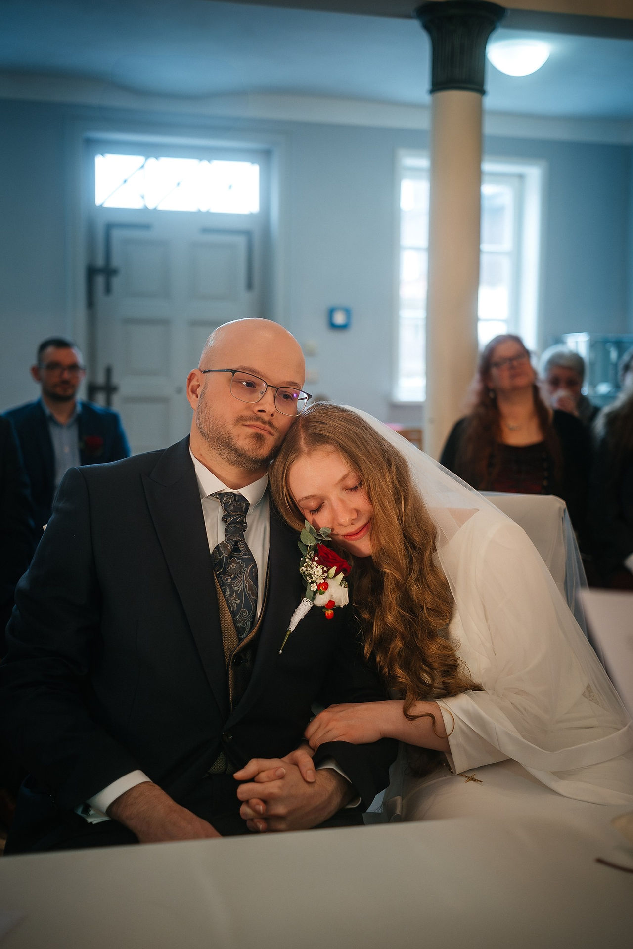 BRaut umarmt ihren Ehemann
