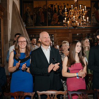 Gäste applaus für das Brautpaar