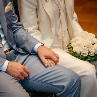 Detailaufnahmen von Strauss und Händen