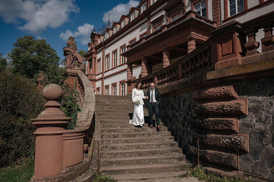 Brautpaar auf der Treppe von Hanau Schloss Philippsruhe