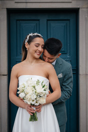 Sanftes Kuss am Schulter