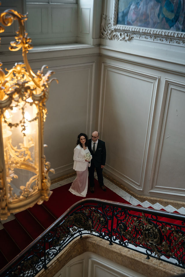 Brautpaar auf der Treppe vom Schloss
