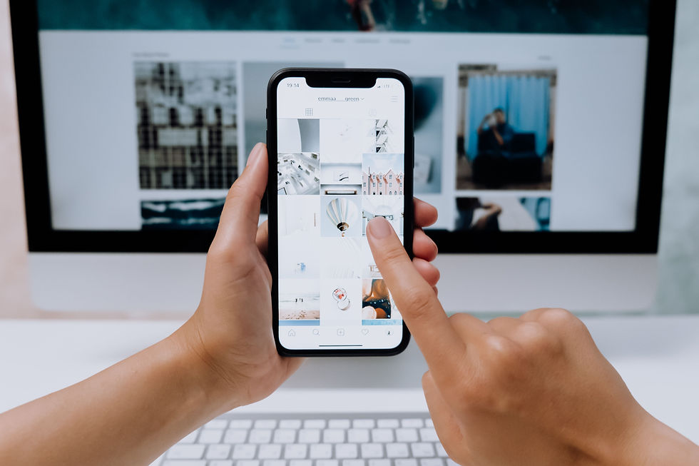 Jeunes africains utilisant des smartphones pour accéder à des applications culturelles